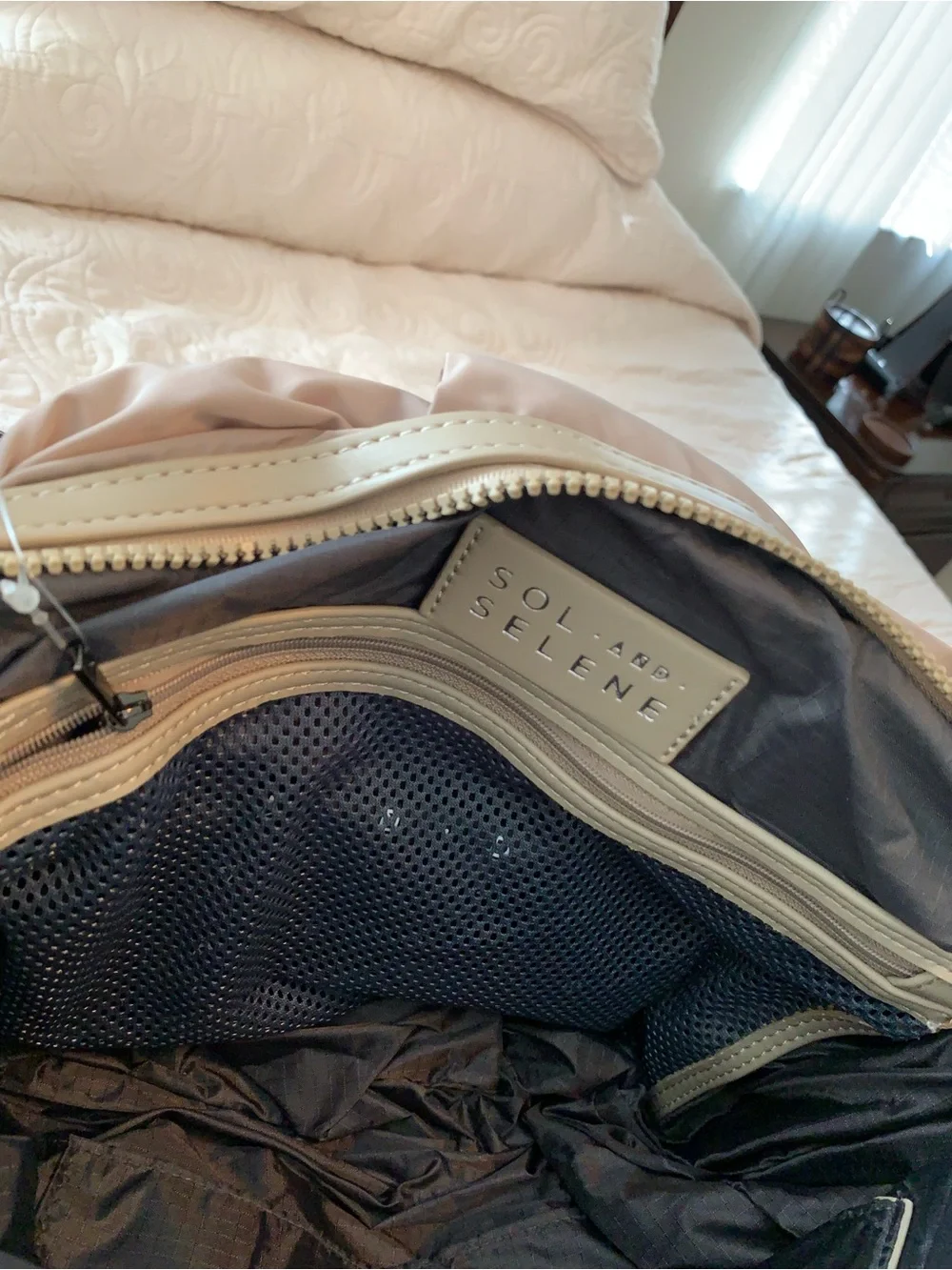 NWT- SOUL and SELENE Extra Large Women’s Quilted Puffer Bag.
